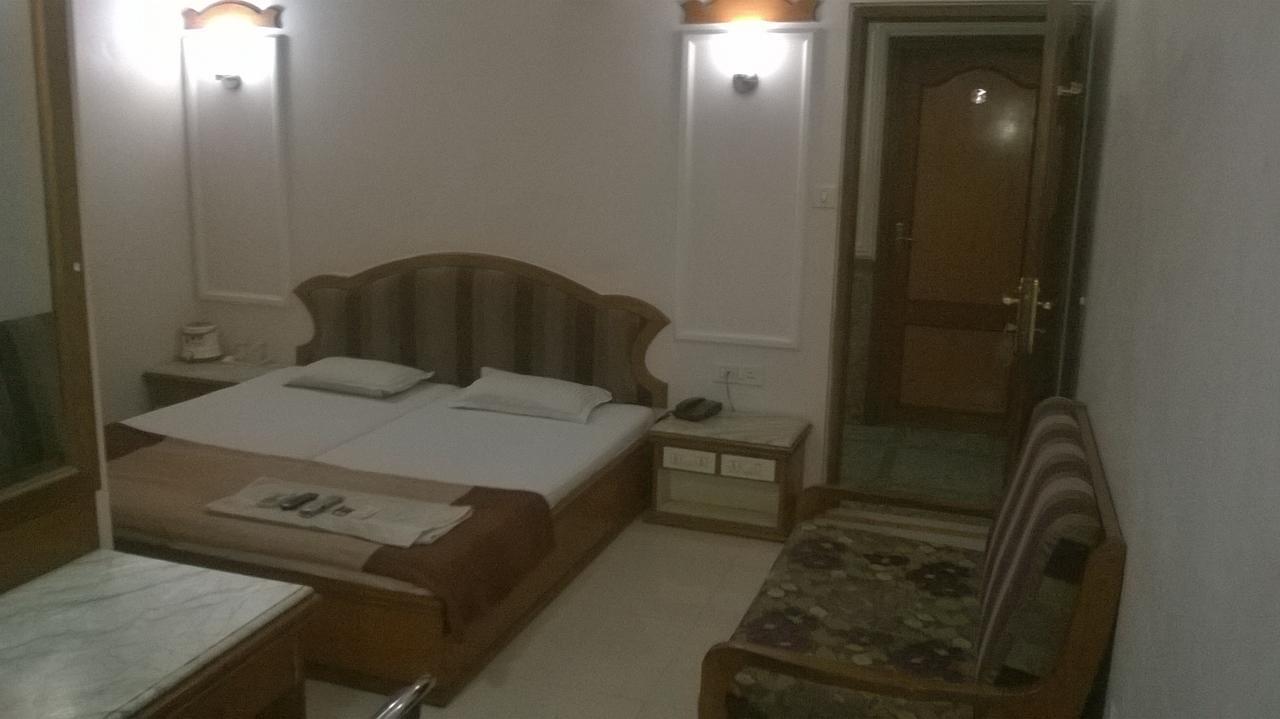Hotel Unnati Ahmedabad Exteriör bild