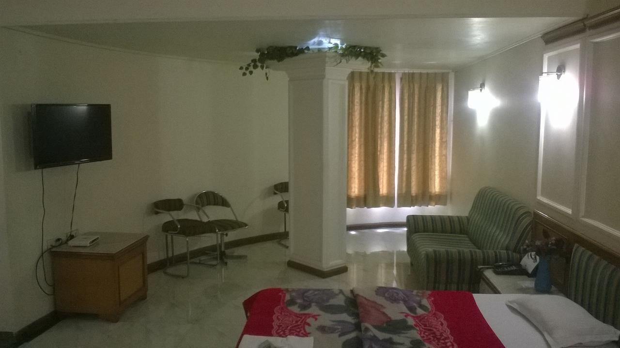 Hotel Unnati Ahmedabad Exteriör bild