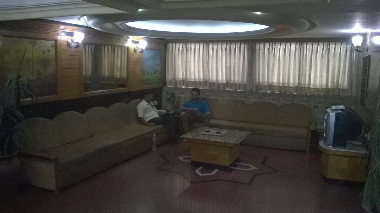 Hotel Unnati Ahmedabad Exteriör bild
